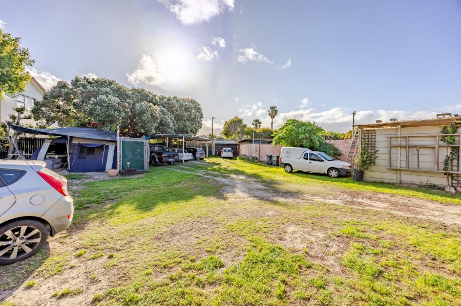 8 Bedroom Property for Sale in Lakeside Western Cape